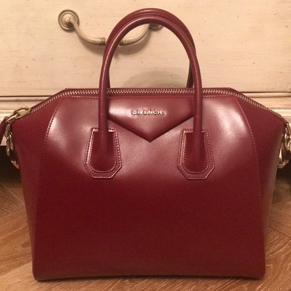 Supplemental photos of Givenchy Antigona